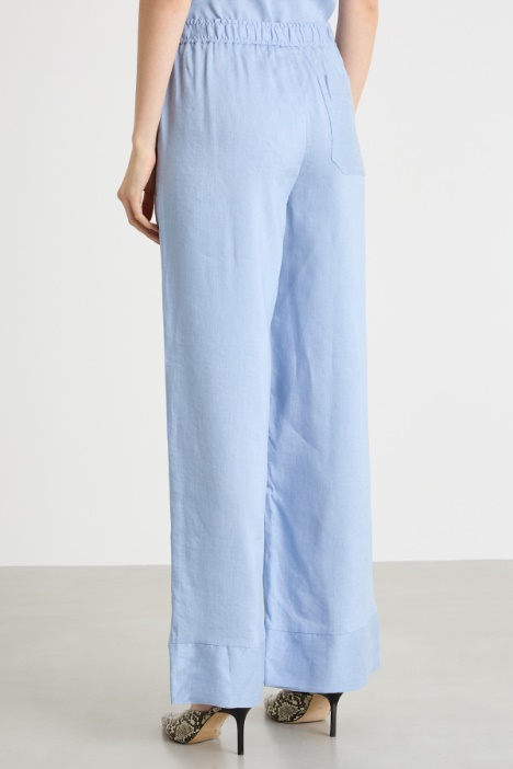 Pantalone fluido e ampio con tasche
