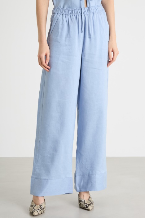 Pantalone fluido e ampio con tasche