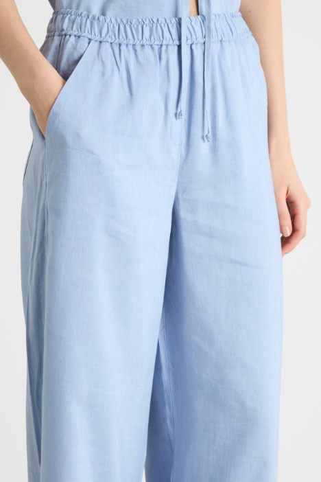 Pantalone fluido e ampio con tasche