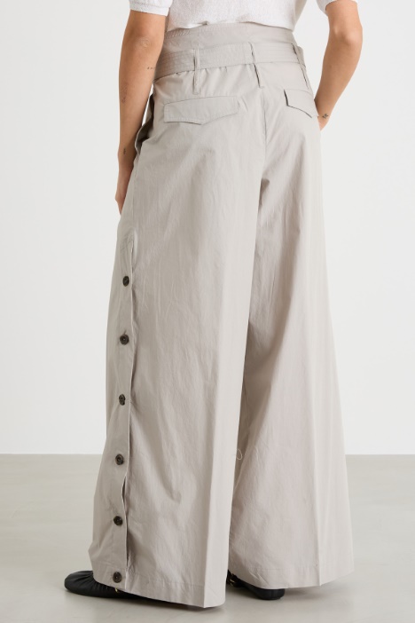 Pantalón con aberturas laterales