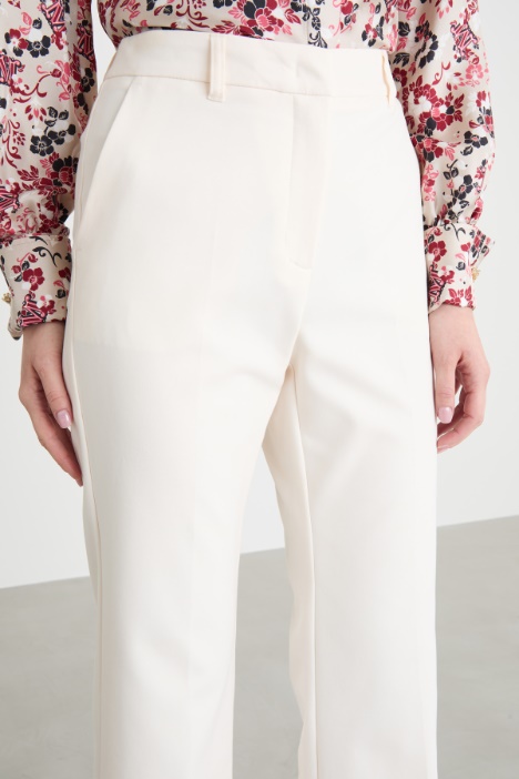 Pantalone con fondo svasato