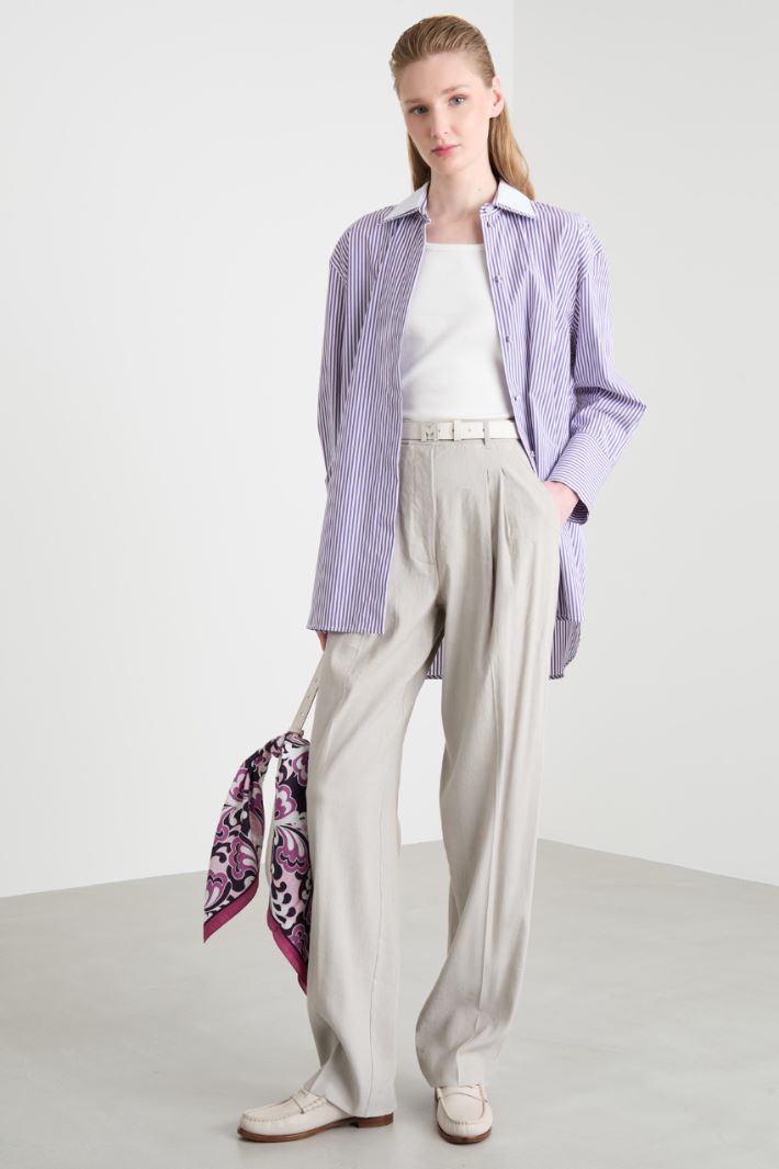 Pantaloni con pieghe frontali Intrend