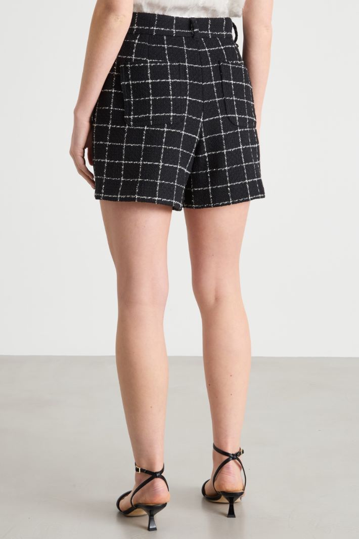 Chain-Detail Basket-Weave Shorts Intrend - 4