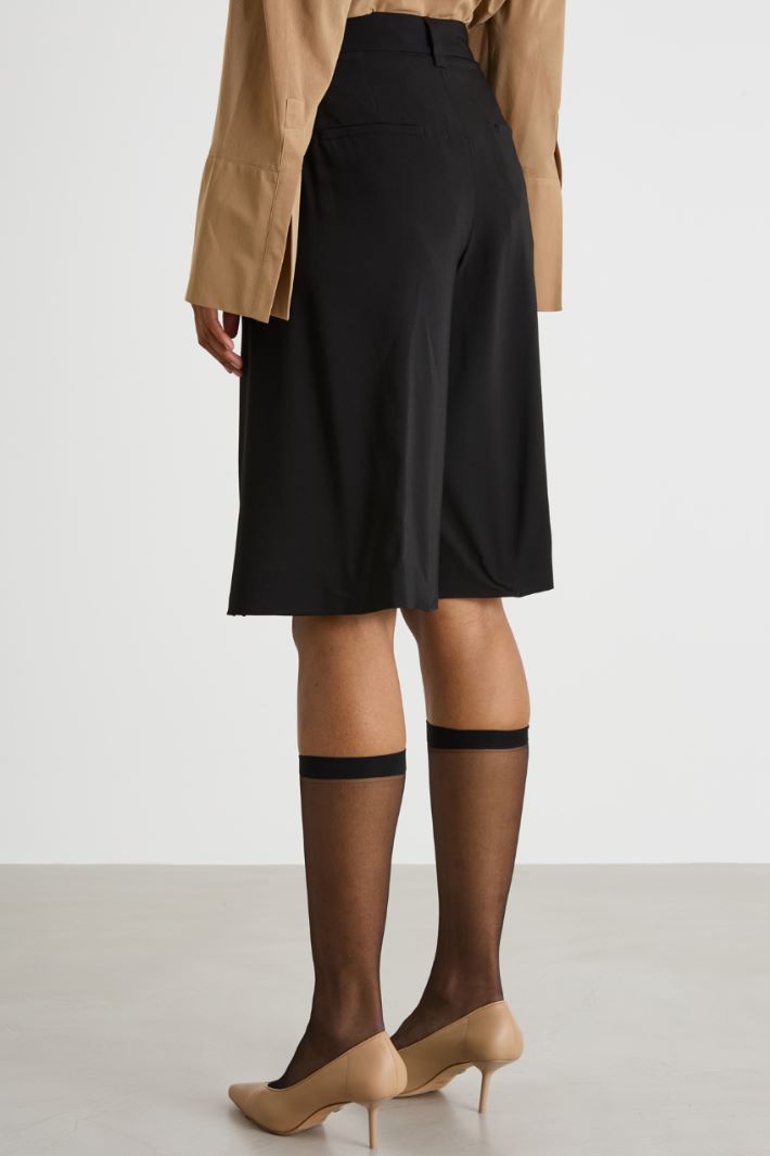 Wide-leg pleated Bermuda shorts Intrend - 4