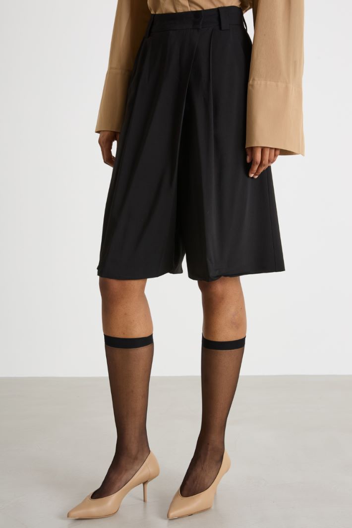 Wide-leg pleated Bermuda shorts Intrend - 2