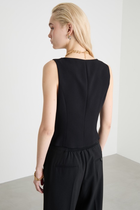 Gilet aderente con tasche