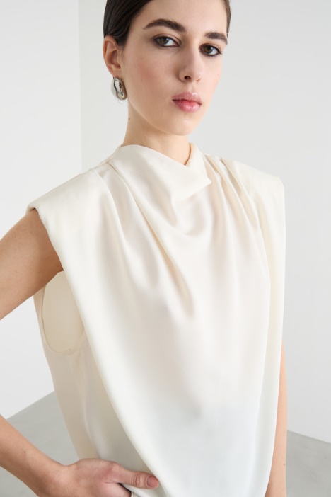 Top in raso con pieghe