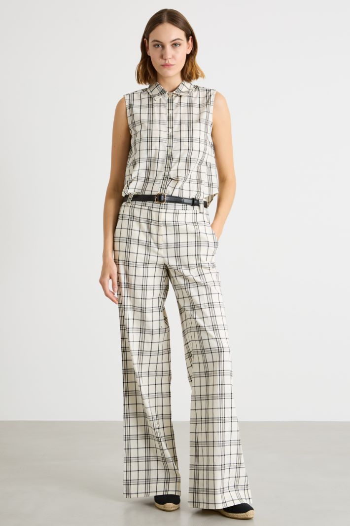 Jewelled-button top Intrend