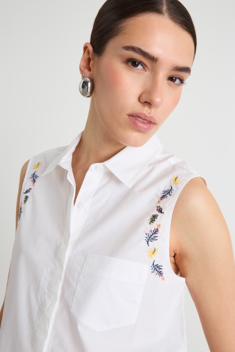 Top in popeline con ricami