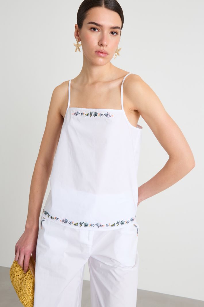 Embroidered straight-neck poplin top Intrend - 2