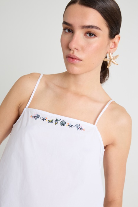 Top bordado con escote recto