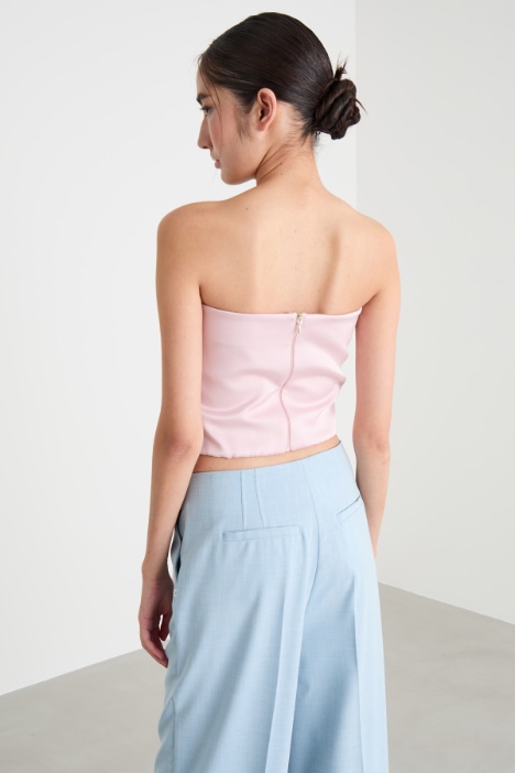 Top con applicazione a forma di rosa
