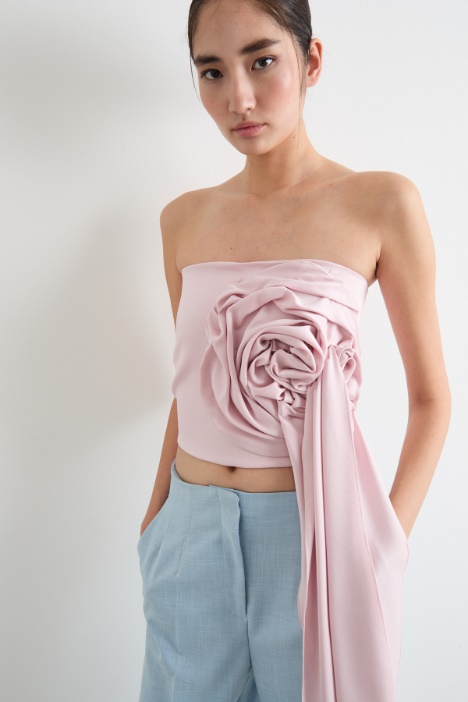 Top con applicazione a forma di rosa