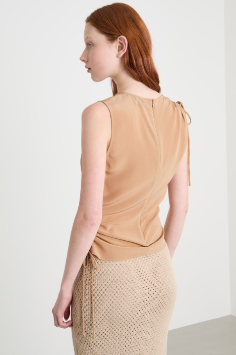 Top con cordón ajustable