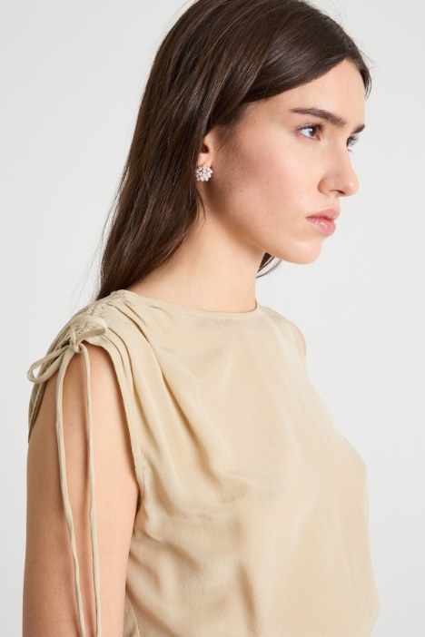 Top con cordón ajustable