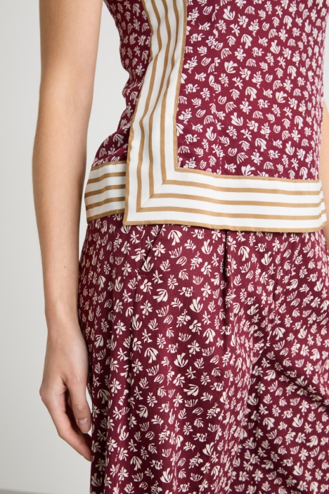 Top con dettaglio a contrasto