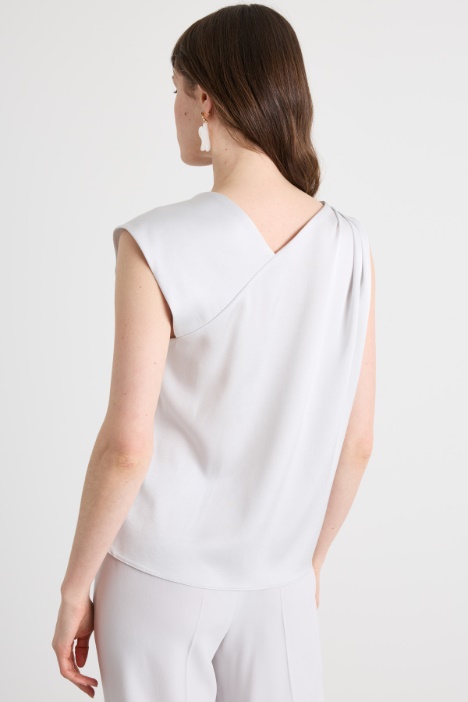 Top con scollo asimmetrico