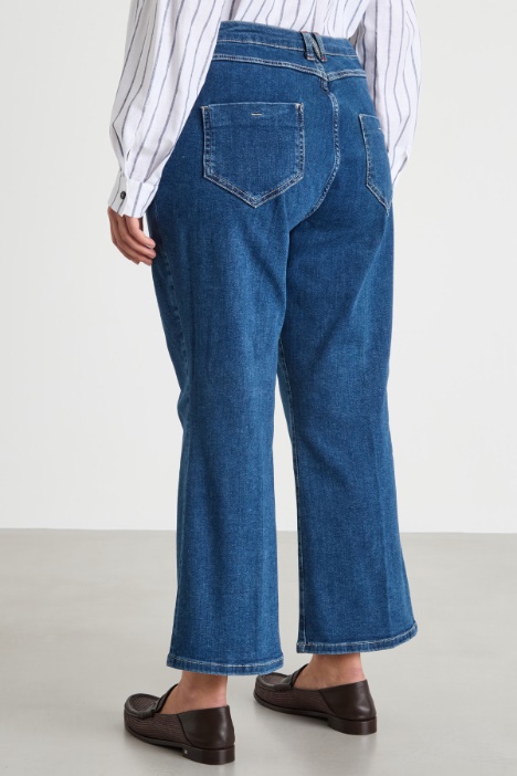 Vaqueros rectos con bajo acampanado