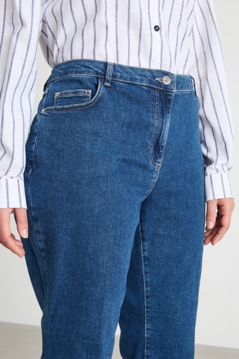 Vaqueros rectos con bajo acampanado