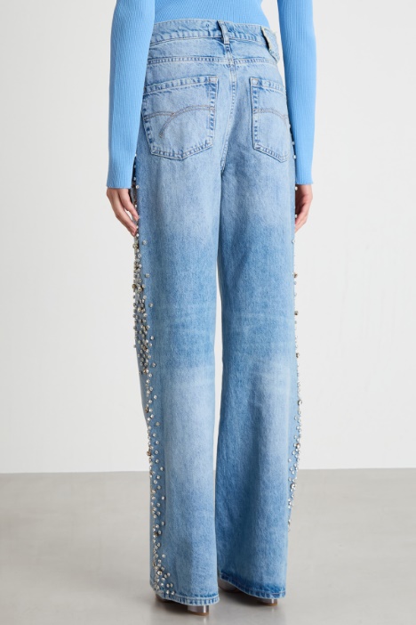 Jeans dalla linea ampia con strass