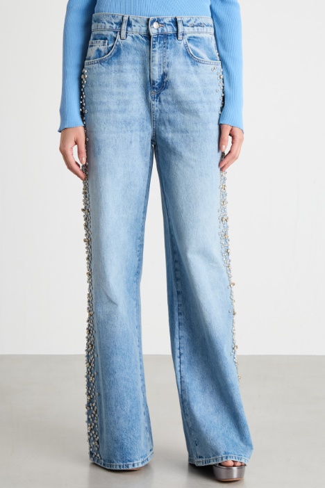 Jeans dalla linea ampia con strass