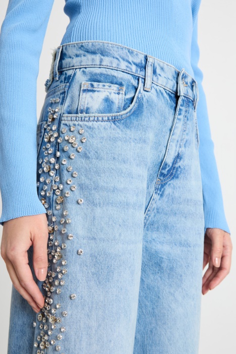 Jeans dalla linea ampia con strass
