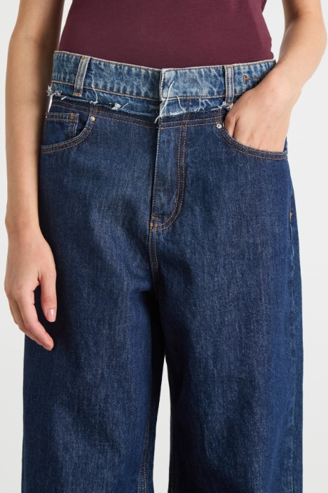 Jeans con cintura a contrasto