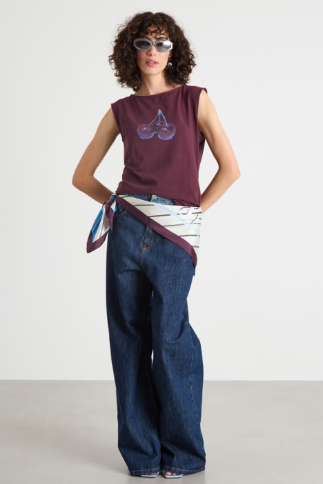 Jeans with a contrasting belt Intrend