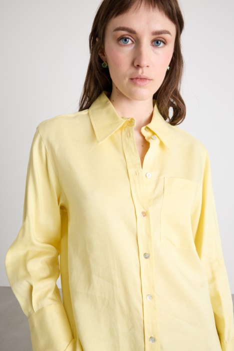 Camicia fluida e asimmetrica