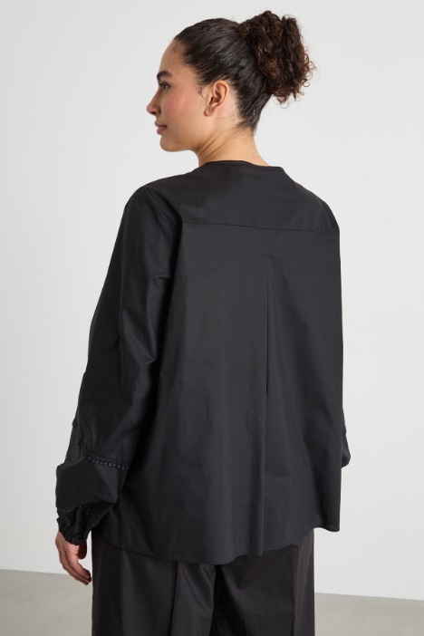 Blusa con pasamanería de macramé