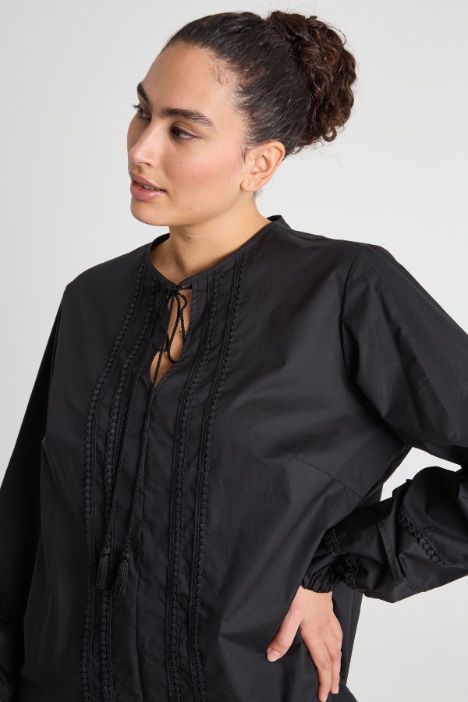 Blusa con pasamanería de macramé