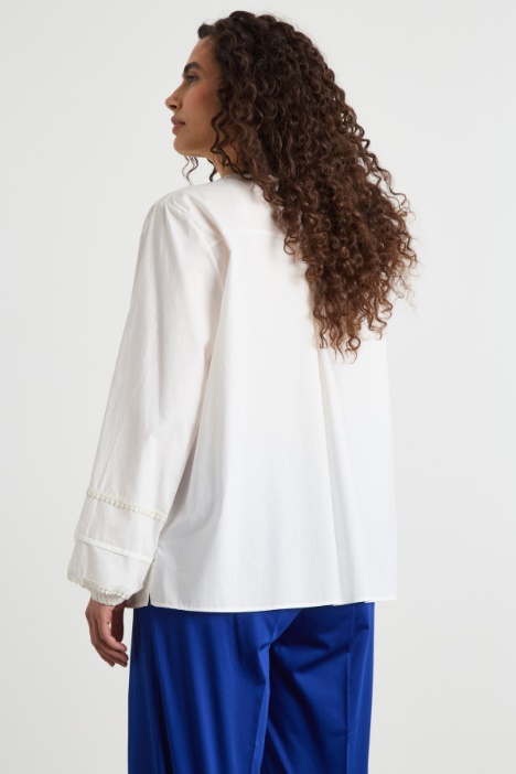 Blusa con pasamanería de macramé