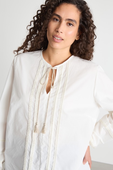 Blusa con pasamanería de macramé