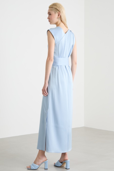 Abito in raso con cintura