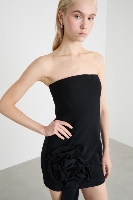 Abito a bustier con dettaglio floreale