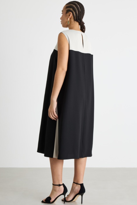 Abito svasato con bottone gioiello