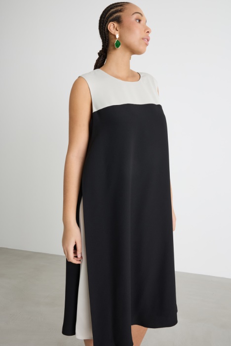 Abito svasato con bottone gioiello