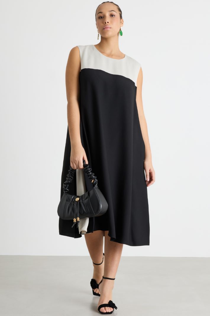 Abito svasato con bottone gioiello Intrend