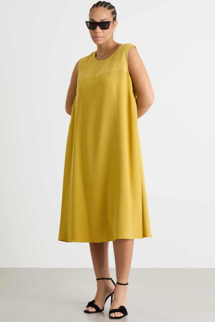 Abito svasato con bottone gioiello Intrend