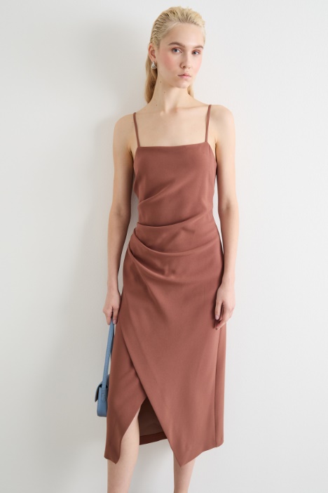 Abito in raso con spacco