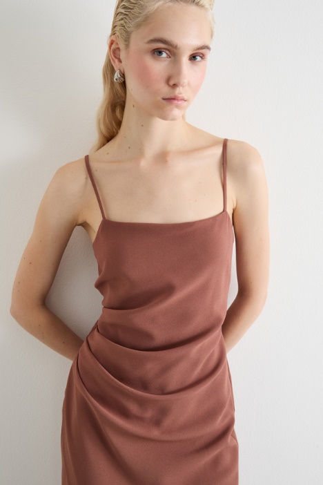 Abito in raso con spacco