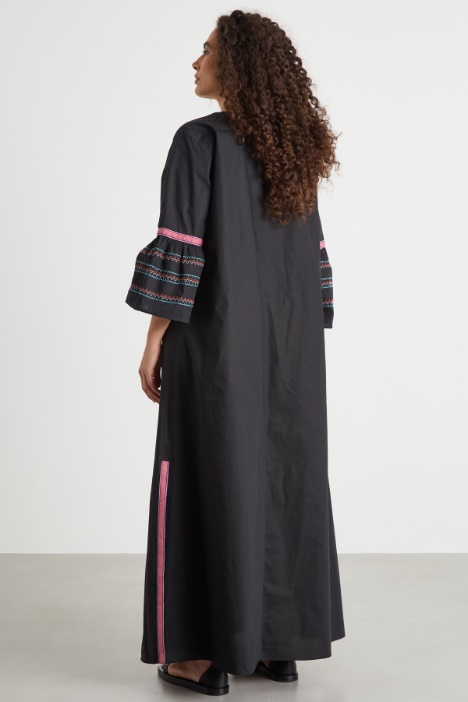 Abito lungo con ricami