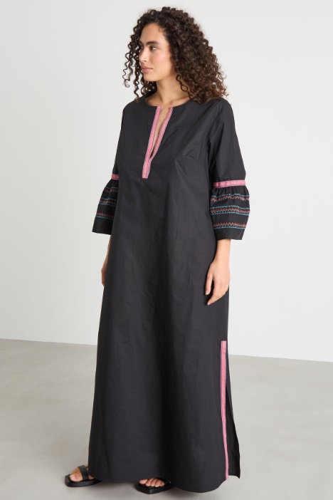 Abito lungo con ricami