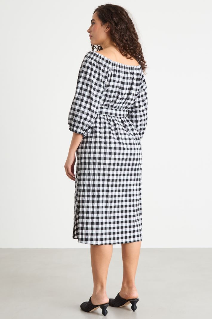 Off-shoulder seersucker dress Intrend - 4