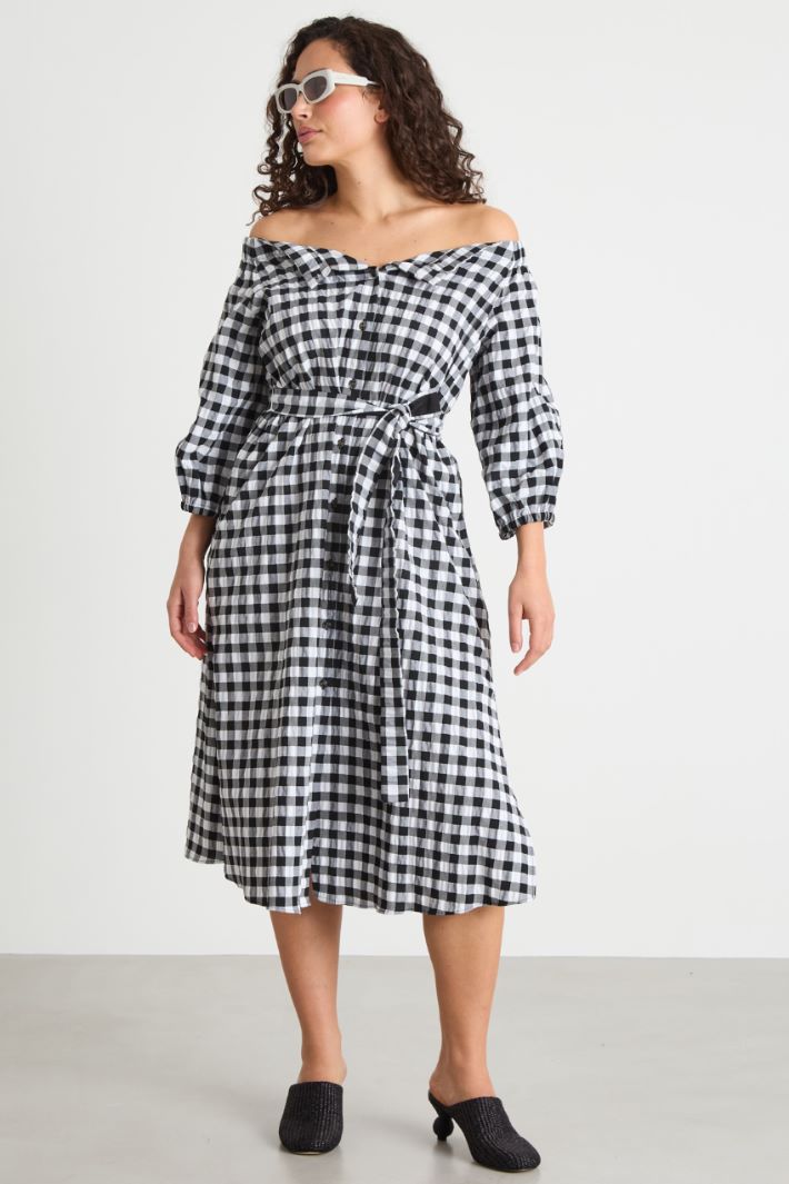 Off-shoulder seersucker dress Intrend