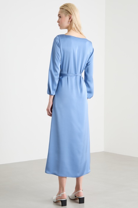 Vestido de raso con cinturón