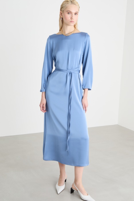 Vestido de raso con cinturón