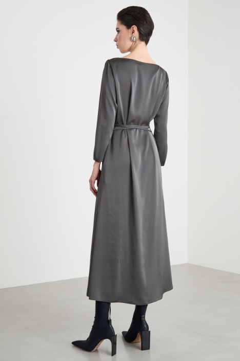 Abito in raso con cintura