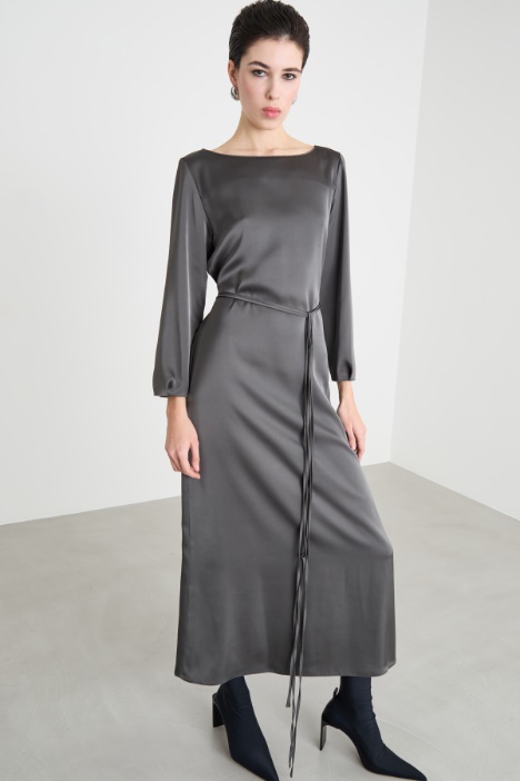 Abito in raso con cintura