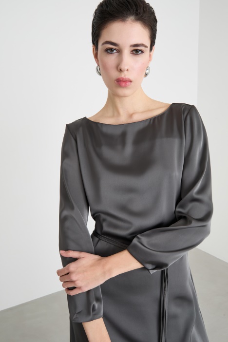 Abito in raso con cintura